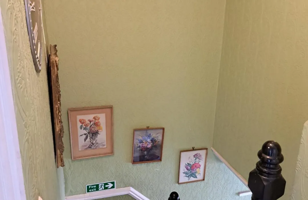 Single Bedroom Available - Train Station London Seven Kings-1