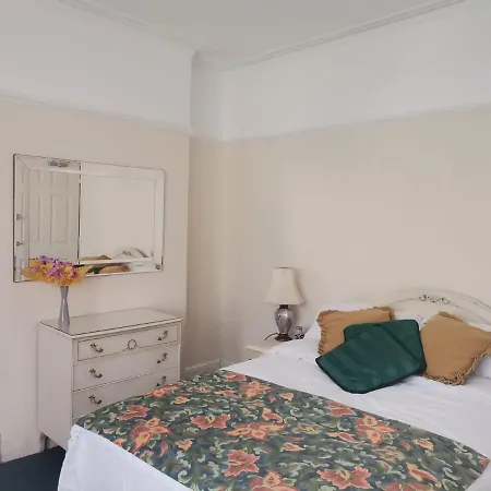 Double Room Available- London Seven Kings Seven Kings Train Station-3