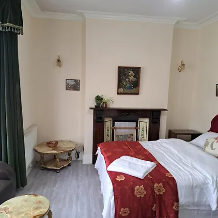 Single Bedroom Available - Train Station London Seven Kings-3