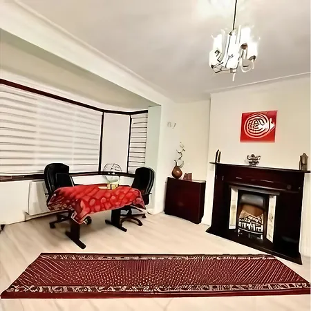 Beautiful Double En-suite Room, separate entrance, Ilford, Central line Gants Hill, free parking-3